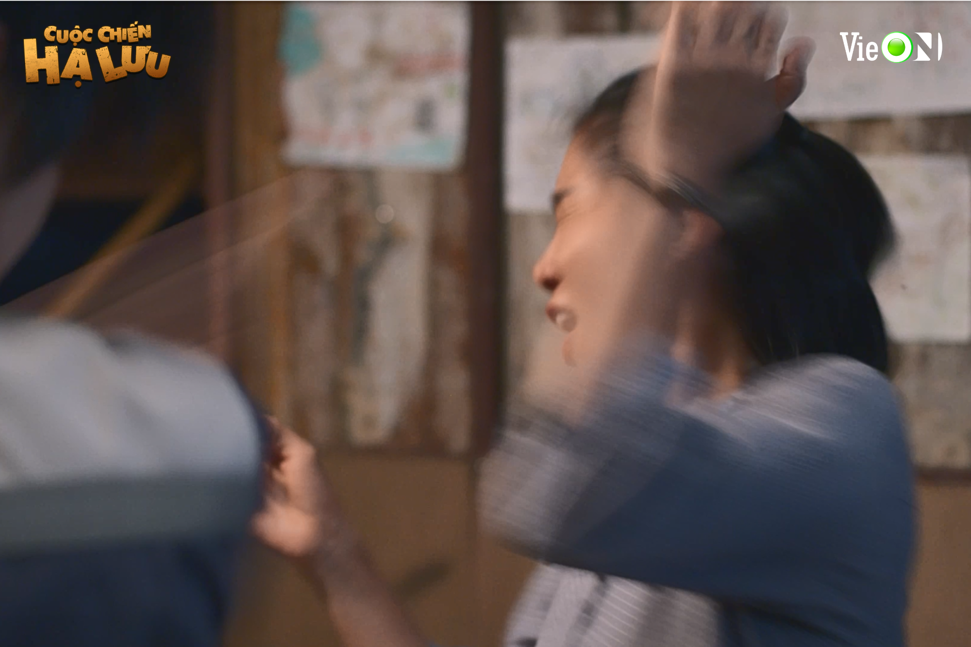 Phản ứng của Lê Phương khi bị Thái Hòa bất ngờ tát thật trên trường quay